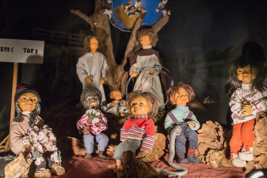 Jung - Friedenskrippe 3©Krippana